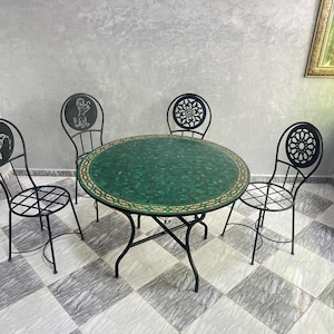 Tavolo rotondo in mosaico marocchino Zellige cesellato a mano 3D, con piastrelle verde smeraldo e bordo dorato, fatto a mano a Fez