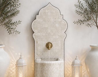 Fontana da parete in mosaico Zellige marocchino bianco, realizzata a mano – Fontana in ceramica con rubinetto in ottone Bachrach