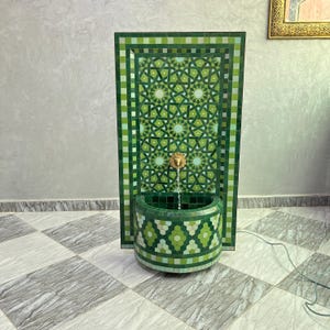 Handgefertigter Grüner Mosaikbrunnen - Wasserbrunnen im Freien - Marokkanischer Fliesenbrunnen für Innendekor - Gartenbrunnen - Wandwasserbrunnen