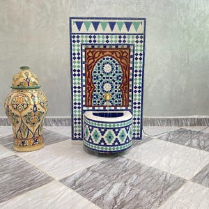Eleganter Outdoor Wasserbrunnen - Handgemachter Marokkanischer Mosaikbrunnen - Zimmerbrunnen - Fliesenbrunnen - Moderner Mid Century Gartenbrunnen