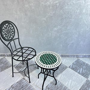 Tavolo in mosaico marocchino Zellige fatto a mano, design geometrico classico verde e bianco, fatto a mano a Fez