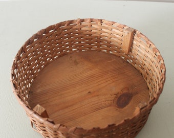 Shallow Round Decorative Basket with No Handles