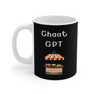 Puede incluir: Taza de cerámica blanca con un diseño negro. El diseño presenta el texto "Chaat GPT" y una imagen de dibujos animados de un carro de vendedor de comida callejera con un toldo colorido.