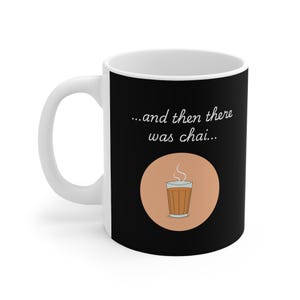 En toen was er Chai-mok, Indiaas desi-cadeau, koffiekop, theeliefhebber aanwezig, keukendecor, grappig citaat, witte keramische drinkgerei