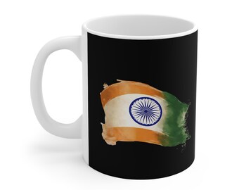 Op de afbeelding: Witte keramische mok met een zwarte achtergrond en een aquarelachtige afbeelding van de Indiase vlag. De vlag is driekleurig in saffraan, wit en groen met een blauw wiel in het midden.