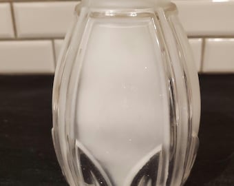 Una pantalla de lámpara de cristal moldeado, esmerilado y transparente, de estilo Art Déco.