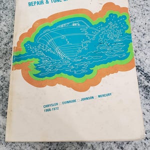 Può includere: Un manuale di riparazione e messa a punto bianco intitolato Chilton's 30 Horsepower and Over Outboard Motors. La copertina presenta un grafico blu e verde di un motoscafo sull'acqua, con il testo Chrysler, Evinrude, Johnson, Mercury e 1966-1972.