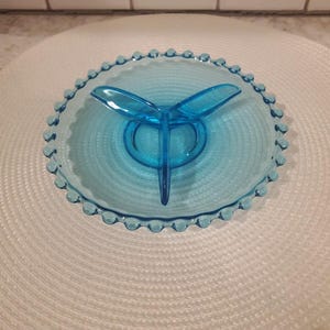 Puede incluir: Un letrero de madera rústica con el texto "Welcome to our home" en letras blancas. El letrero presenta un acabado envejecido y un diseño simple y acogedor, perfecto para la decoración de la entrada.