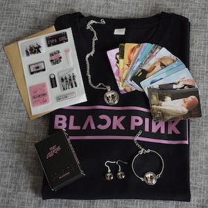 Set K-POP BLACKPINK – T-shirt, bijoux JENNIE (Collier, Boucles d'Oreilles, bracelet), cartes photo et autocollants 3D pour phone er ordinateur
