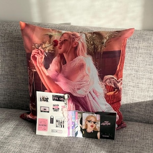 Set K-POP BLACKPINK – Porte-Clés, cartes photo, pack d'autocollants 3D & housse de coussin | Cadeau idéal pour les fans | Accessoires indispensables