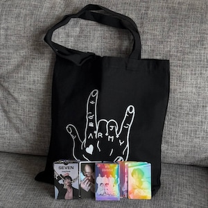 Coffret BTS - Adesivos 3D, Pulseira, Cartes Monocromáticos, Sacola - Idée Cadeau pour Fans de K-pop et de la Pop Coréenne -Bangtan Boys