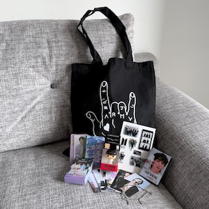 Coffret Exclusif BTS - Tote Bag Coton, Stickers 3D Résine Epoxy, Porte-clés Jungkook, Cartes & Bracelet ARMY Idée Cadeau pour Fans de K-pop