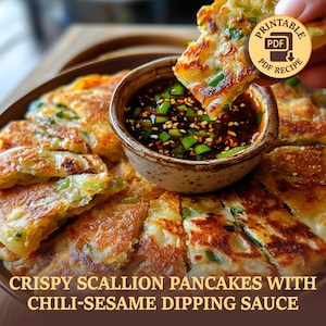 Puede incluir: Panqueques crujientes de cebolla verde con salsa de chile y sésamo. Los panqueques son de color marrón dorado y crujientes, y la salsa es de color rojo oscuro. La imagen incluye el texto "Receta PDF imprimible".