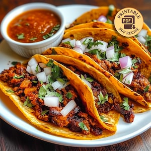 Puede incluir: Un plato con cuatro tacos dorados rellenos de carne picada, cebolla, cilantro y salsa. Los tacos están cubiertos con cebolla blanca picada y cilantro. Un pequeño tazón blanco de salsa roja está en el fondo. La imagen incluye el texto "Receta PDF imprimible".
