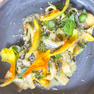 Fettuccine casero con calabacín a la parrilla y flores de calabaza / Receta rápida para la familia / Copia digital