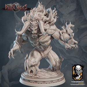 Puede incluir: Escultura detallada, de color claro, de una figura demoníaca con grandes cuernos, dientes afilados y una melena de fuego. La figura está posada de forma dinámica, con detalles intrincados en la piel y la musculatura. La base es una plataforma circular decorativa.