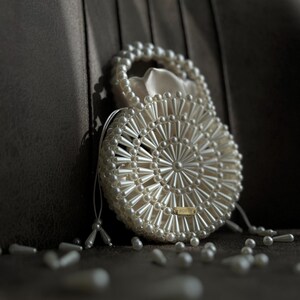 Mini bolso de mano redondo con cuentas de perla color marfil: bolso de novia hecho a mano, monedero con cuentas para bodas, fiestas y regalos.