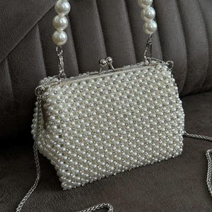 Bolso de mano con cuentas de perlas hecho a mano: bolso de novia personalizado con detalles de pedrería, forro de satén, cadena desmontable y asa de perla.