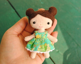 Filzpuppe Schnittmuster PDF * Printable Dollhouse Doll * 10 cm Große Mini-Puppe mit Brötchen. Posierbar Kawaii Puppen. DIY PDF Pattern