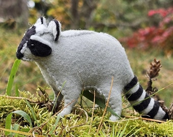 Patrón y tutorial para coser un adorno de fieltro de mapache o peluche.