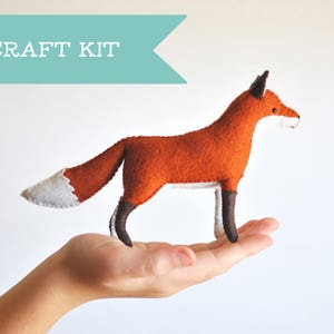 Kit de artesanía de animales de fieltro de zorro relleno Proyecto de costura de animales de peluche imagen 1