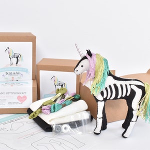 Può includere: Un kit di cucito a mano per realizzare un unicorno scheletro con un motivo zebra bianco e nero e una criniera arcobaleno. Il kit include feltro, filo da ricamo, aghi e istruzioni.