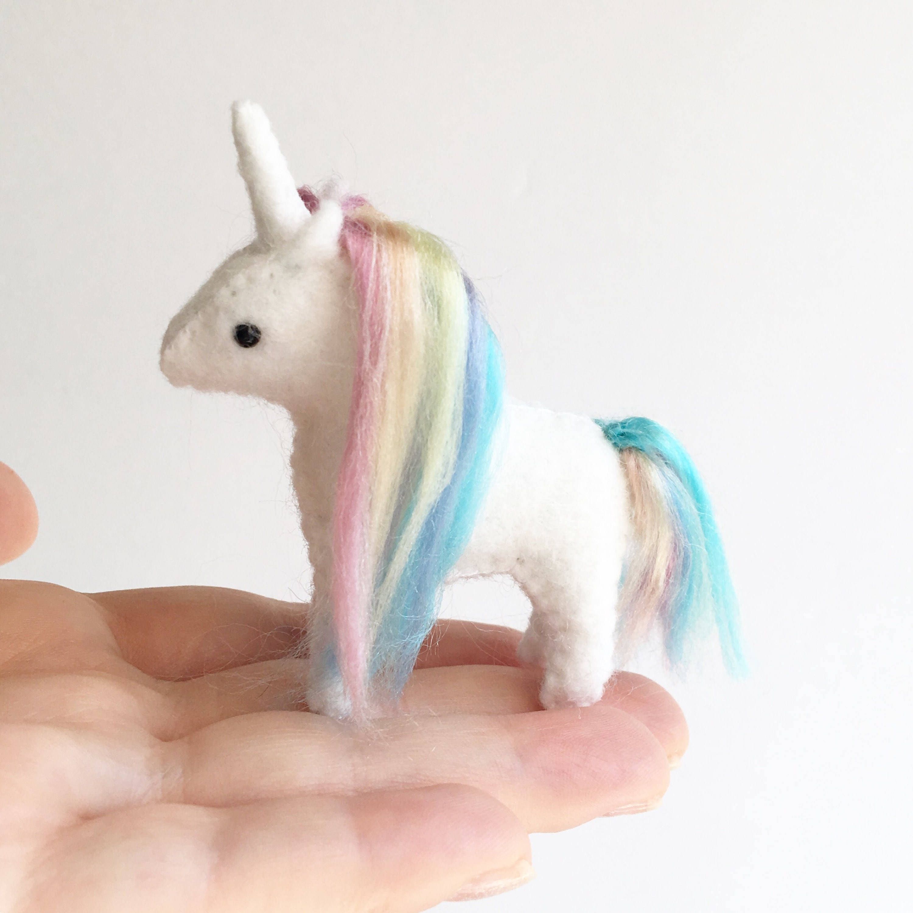 手縫いフェルト製ユニコーンぬいぐるみセット。ママと赤ちゃんの