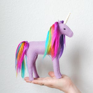 Handgesticktes gefilztes Einhorn * auf Bestellung Regenbogen Einhorn Plüsch * Einhorn Geschenk. Pegasus. Alihorn. Einhorn Party.