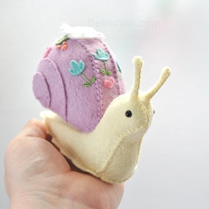 DIY Snail Plush Sewing Pattern & SVG Cut Files, Hand Stitching and Embroidery Project zdjęcie 6