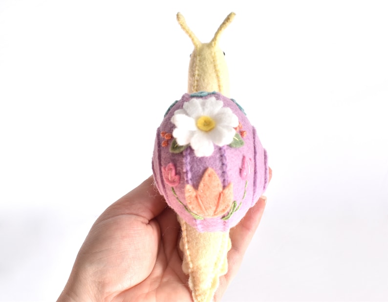 DIY Snail Plush Sewing Pattern & SVG Cut Files, Hand Stitching and Embroidery Project zdjęcie 4