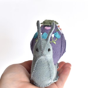 DIY Snail Plush Sewing Pattern & SVG Cut Files, Hand Stitching and Embroidery Project zdjęcie 3