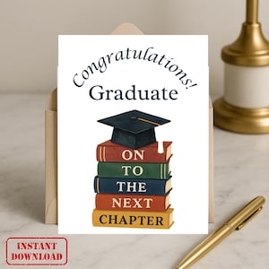 Carte de remise des diplômes au format PDF imprimable avec des livres empilés et du mortier, « Au chapitre suivant » Carte numérique cadeau de félicitations pour les diplômés