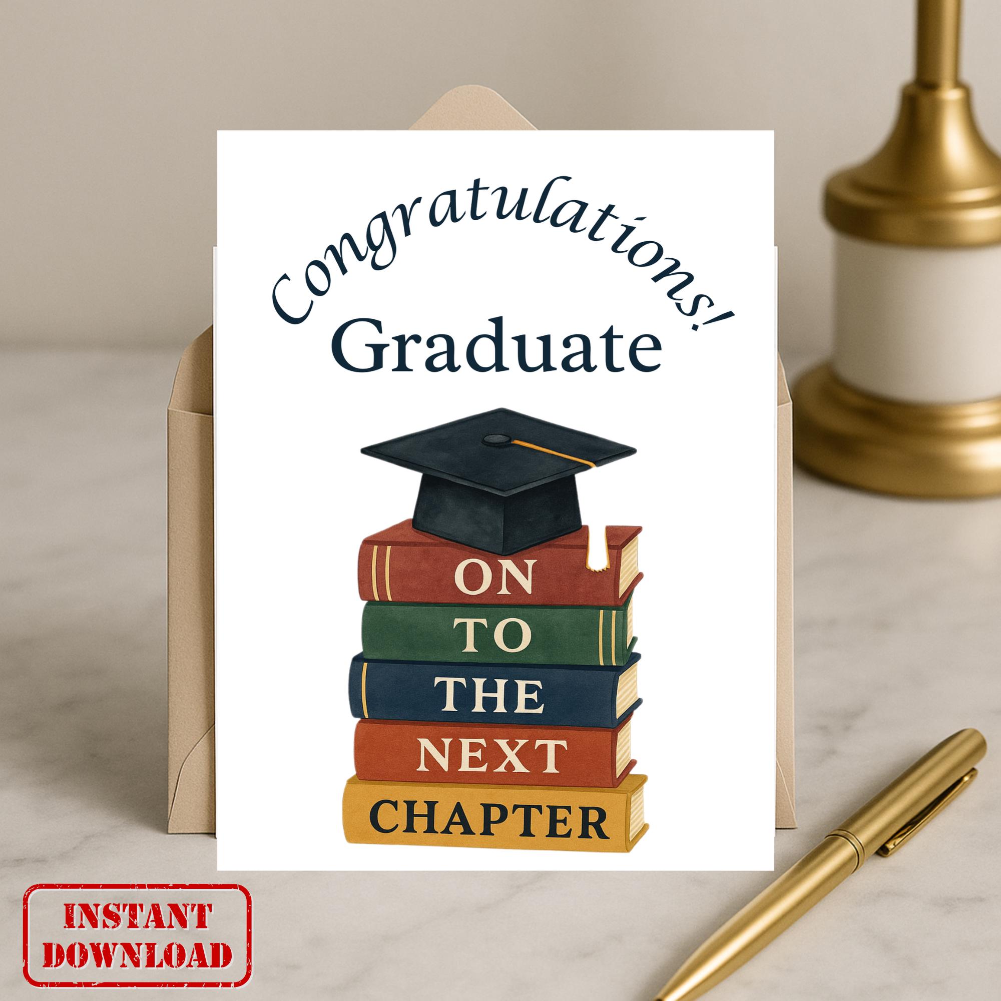 Biglietto di laurea stampabile in formato PDF con libri impilati e tocco, "Verso il prossimo capitolo". Biglietto regalo digitale di congratulazioni per laureati.