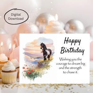 Może przedstawiać: Kartka urodzinowa z akwarelą przedstawiającą czarno-białego konia na klifie, z tłem zachodu słońca. Na kartce napisano "Happy Birthday" i zamieszczono motywacyjny przekaz. Dostępne do pobrania cyfrowo.
