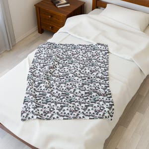 Cozy Panda Pattern Velveteen Plush Blanket, Soft Throw for Kids, Cute Nursery Decor, Perfect for Baby Showers, Gift for Panda Lovers