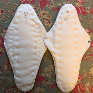 Serviettes hygiéniques de nuit, serviettes hygiéniques post-partum. 2 unités, les deux de 13,5 po. x 7 po. 1 extra large avec une capacité d&#39;absorption supplémentaire dans les ailes