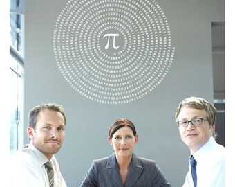 Może przedstawiać: Trzy osoby siedzące przy stole patrzą w kamerę. Duże białe koło na ścianie wyświetla symbol matematyczny pi, z liczbami 3,141 i innymi cyframi. Osoby te noszą stroje biznesowe.