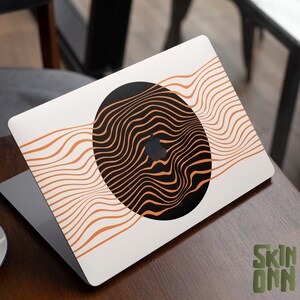 Stylowa nakładka na MacBooka z abstrakcyjnymi pomarańczowymi i czarnymi falami - naklejka winylowa do ochrony Air/Pro