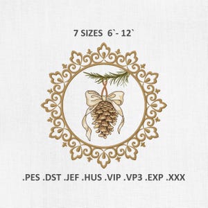 Może przedstawiać: Dekoracyjny wzór haftu przedstawiający szyszkę z kokardą, zawieszoną w okrągłej ramie. Rama ozdobiona jest ozdobnymi zawijasami. Tekst "7 ROZMIARÓW 6'-12'" wyświetlany jest nad wzorem. Formaty plików są wymienione.