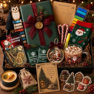 Può includere: Una scatola regalo natalizia contenente un regalo incartato in verde, una lista di lettura, segnapagina colorati, calzini natalizi verdi, due bastoncini di zucchero, un evidenziatore giallo, una tazza di cioccolata calda e adesivi.