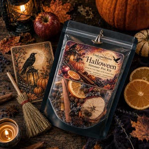 Puede incluir: Una bolsa de pl&aacute;stico transparente que contiene un kit de popurr&iacute; para hervir de Halloween con rodajas de naranja secas, ramas de canela, an&iacute;s estrellado y manzanas. La etiqueta dice UnaLunaMoona Halloween Simmer Pot Kit.