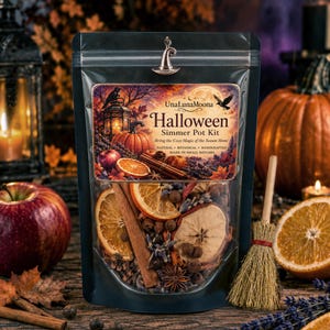 Puede incluir: Una bolsa de pl&aacute;stico transparente que contiene un kit de olla a fuego lento de Halloween con rodajas de naranja secas, ramas de canela, an&iacute;s estrellado y lavanda. La etiqueta incluye el texto UnaLunaMoona Halloween Simmer Pot Kit, Natural, Botanical.