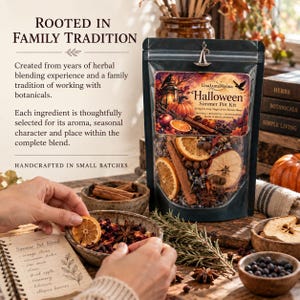 Puede incluir: Una bolsa negra vertical etiquetada como UnaLunaMoona Halloween Simmer Pot Kit que contiene rodajas de naranja secas, ramas de canela, an&iacute;s estrellado y otros bot&aacute;nicos. La etiqueta presenta una ilustraci&oacute;n de una calabaza y un farol.