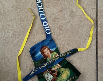 OFERTA DE LIQUIDACIÓN: Delantales de Nancy Who? para muñecas americanas de vinilo de 18" - LEER