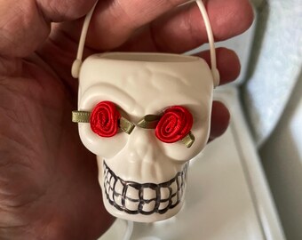 Baldes de caramelos con forma de calaveras decoradas para muñecas americanas de vinilo de 18"