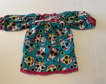 VENTA DE LIQUIDACIÓN: Camisas de noche de franela del Día de Muertos con calaveras para muñecas americanas de vinilo de 18” - LEER