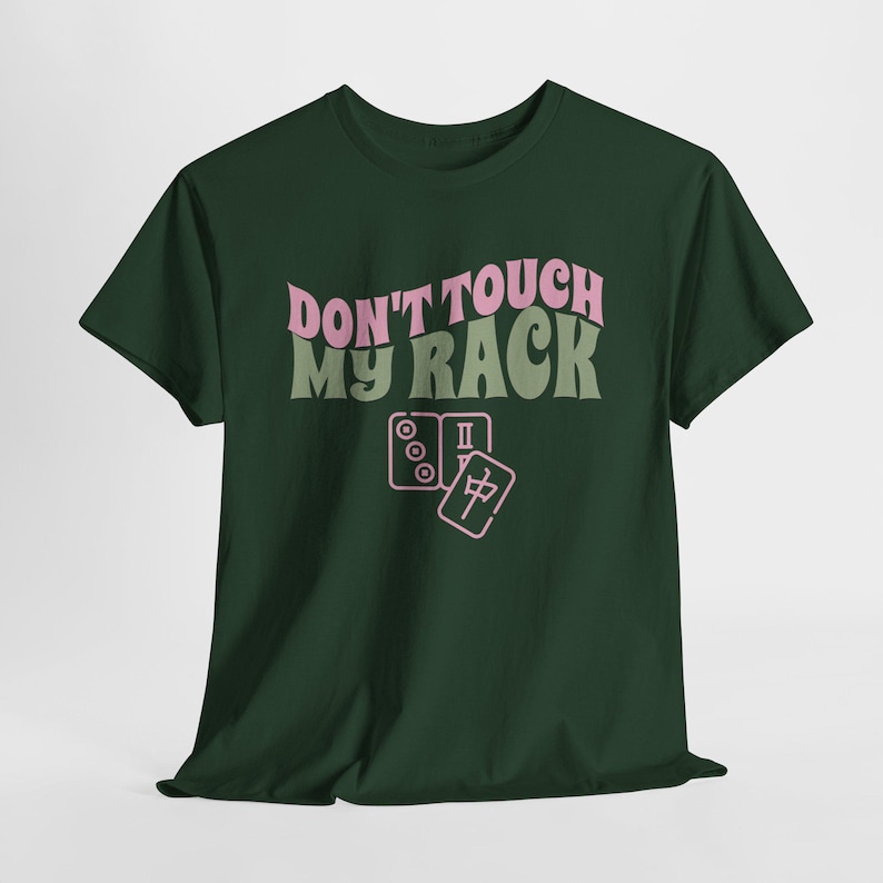 Może przedstawiać: Zielony T-shirt z napisem "Don't Touch My Rack" w kolorze r&oacute;żowym i zielonym. Tekst jest w retro stylu czcionki. Pod tekstem znajdują się dwa r&oacute;żowe kostki domina.