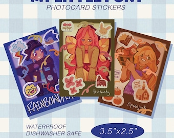 Könnte beinhalten: Drei Fotocard-Aufkleber mit My Little Pony-Charakteren. Die Aufkleber sind 8,9 cm x 6,4 cm groß und wasserdicht, spülmaschinenfest und aus dickem mattem Vinyl. Die Charaktere sind Rainbow Dash, Fluttershy und Applejack.