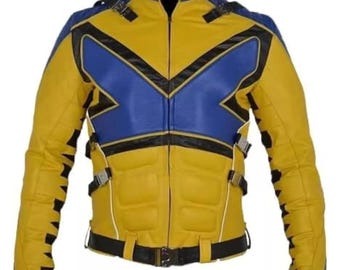 Puede incluir: Una chaqueta de cuero amarilla, azul y negra con un diseño en forma de X en el pecho, cuello alto con emblemas circulares, detalles acolchados en el abdomen y correas laterales ajustables con hebillas metálicas en la cintura.