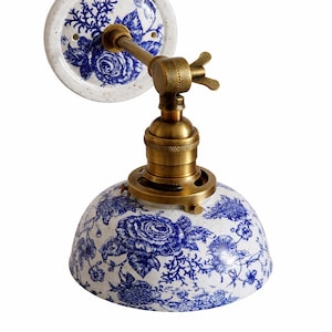 Estilo n.° 061 Aplique de pared de cerámica floral azul / Lámpara de cerámica estilo cottagecore / Lámpara de pared vintage estilo granja / Aplique de latón hecho a mano